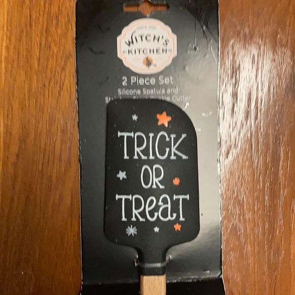 Witch’s Kitchen spatula and cookie cutter - Picture 2 of 3